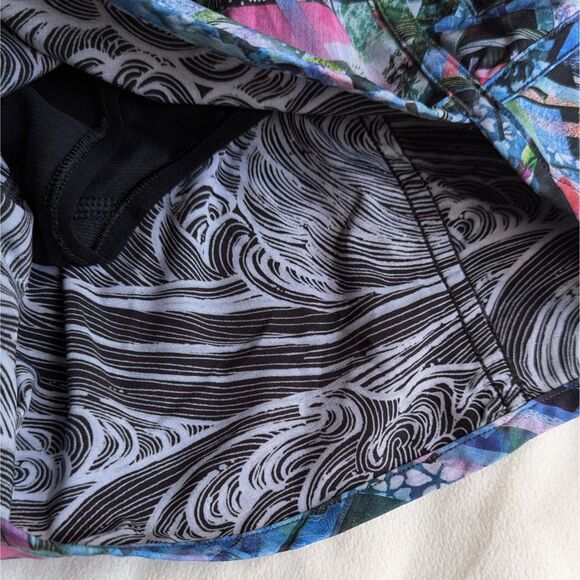 RARE Lululemon Tracker Short V SeaWheeze Special Edition 2018 Size 4 - Picture 6 of 8